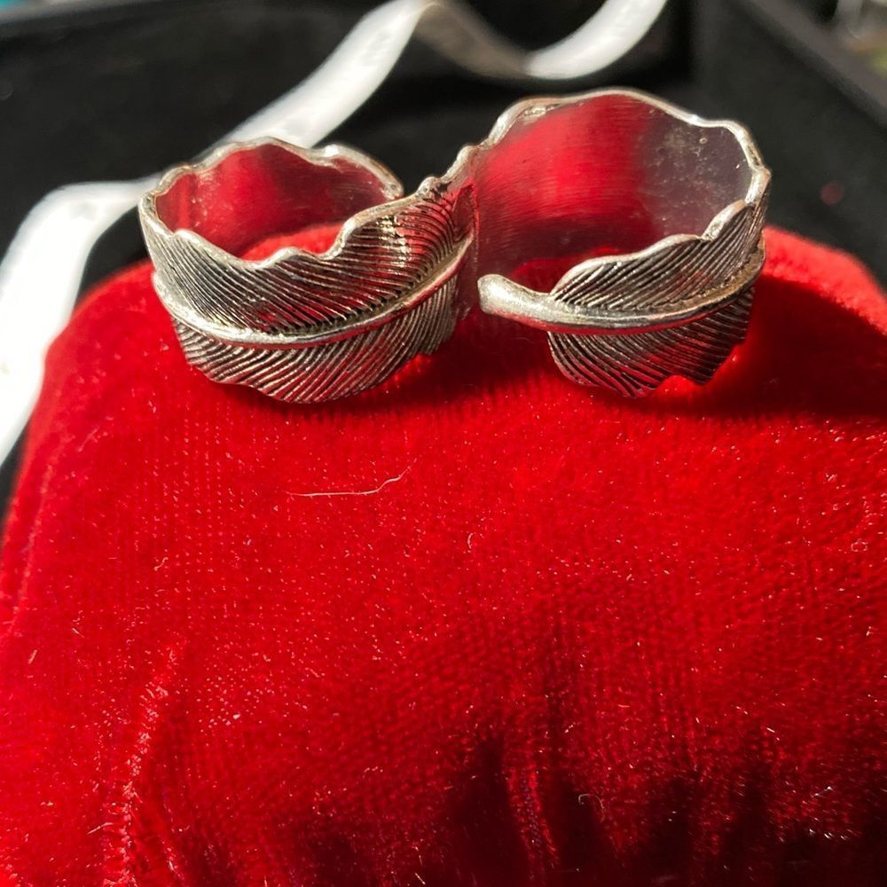 Silver tone leaf double figure 8 ring.